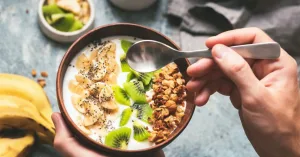 Hạt dinh dưỡng mix chung với trái cây sữa chua 