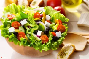 Salad rau củ trộn hạt dinh dưỡng sấy khô